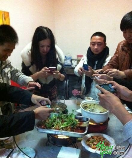 小伙因微信無(wú)人點(diǎn)贊郁悶 用手機(jī)猛砸腦門(mén)