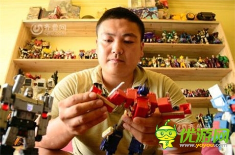 青島小夫妻收藏變形金剛12年 耗資20多萬元