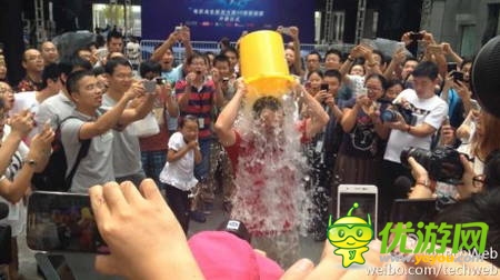周鴻祎完成冰桶挑戰(zhàn)，挑戰(zhàn)馬化騰