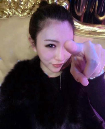美女玩《實(shí)況俱樂(lè)部》中足彩29萬(wàn) 遇上渣男捐款潛逃